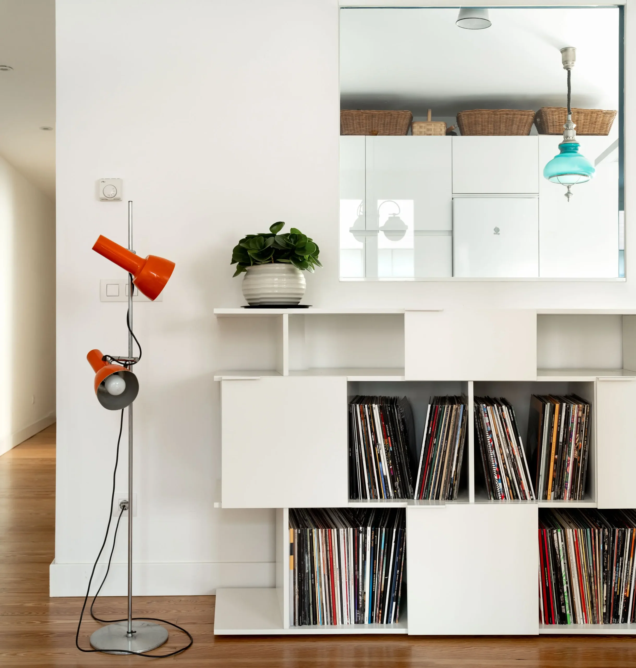Fotografía interiores estanterías vinilos en vivienda de Bilbao Fotografía interiores estanterías vinilos en vivienda de Bilbao