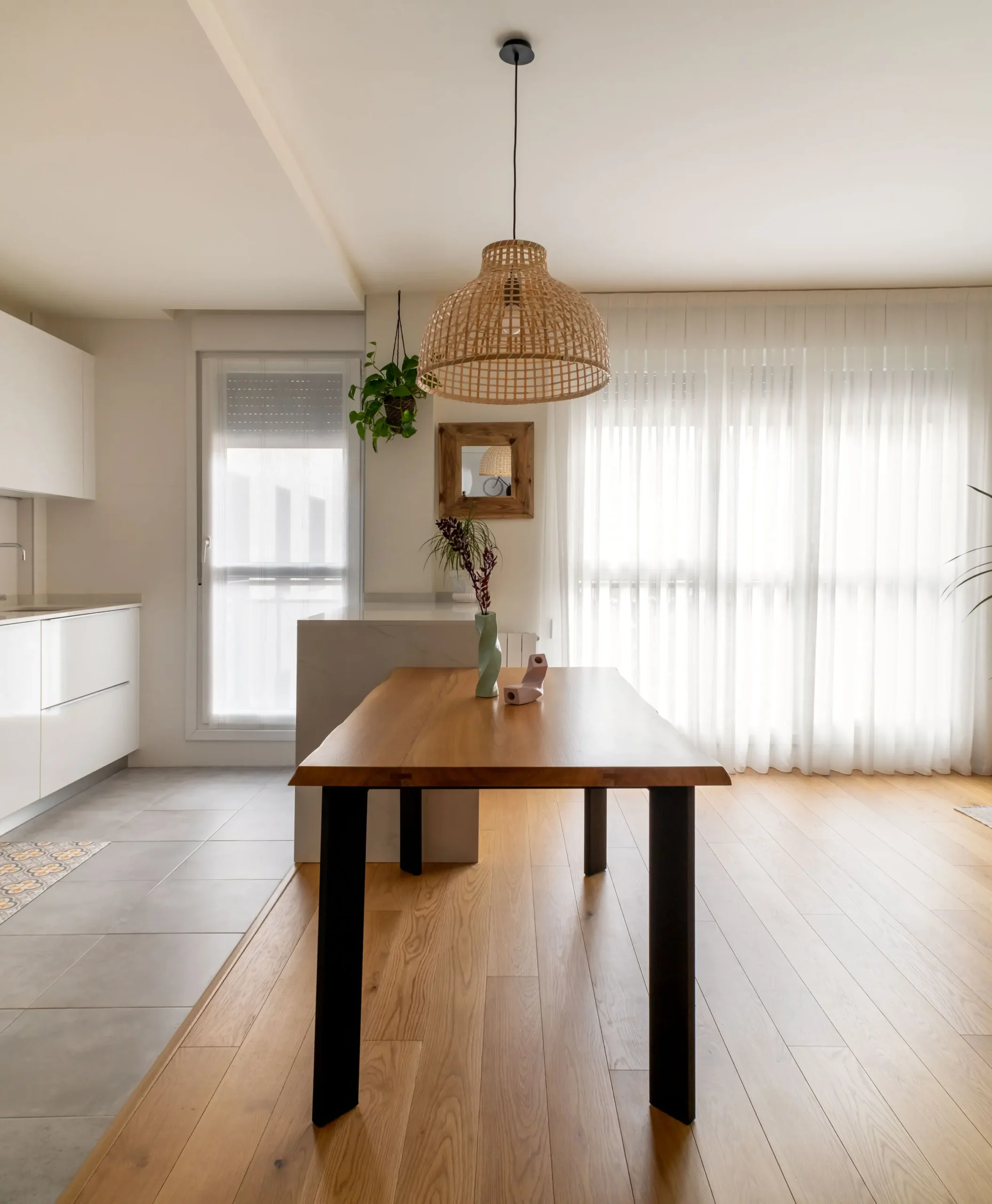 Fotografía interiores mesa vivienda en Galdakao Fotografía interiores mesa vivienda en Galdakao