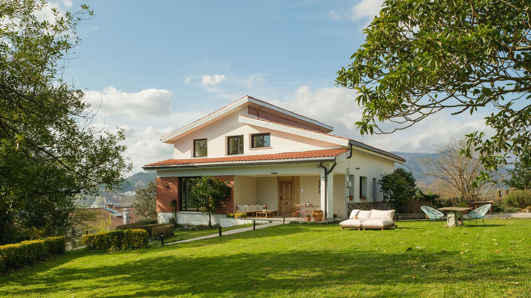 areitio-etxea foto de la fachada y jardín