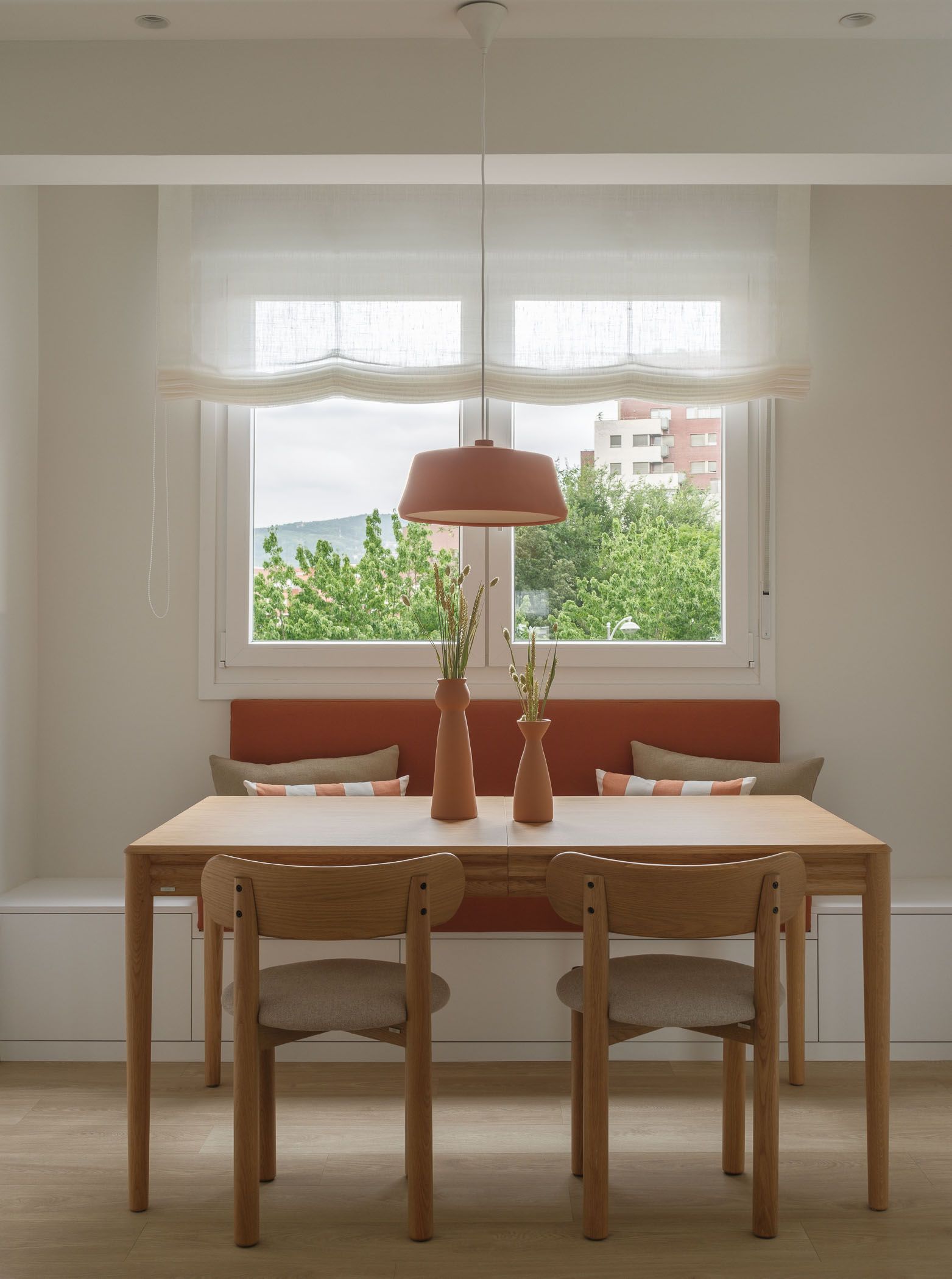 casa-arraiz detalle de la mesa de comedor