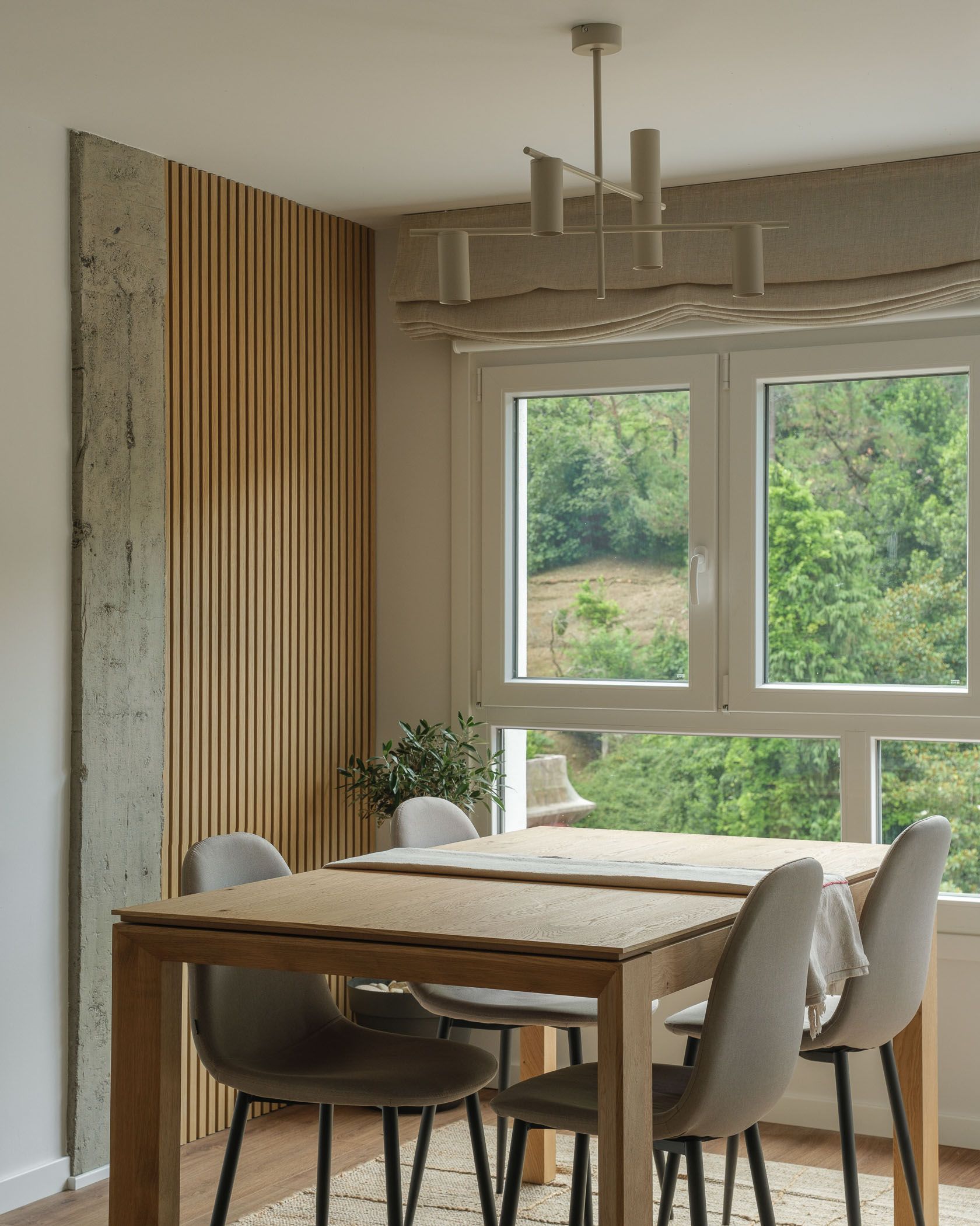vivienda-soraluze fotografía de detalle de la mesa del comedor